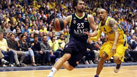 El jugador del Real Madrid Sergio Llull es marcado por David Loga