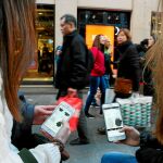 Adiós a las colas y codazos, ahora las compras se realizan por el móvil. Foto: Cristina Bejarano