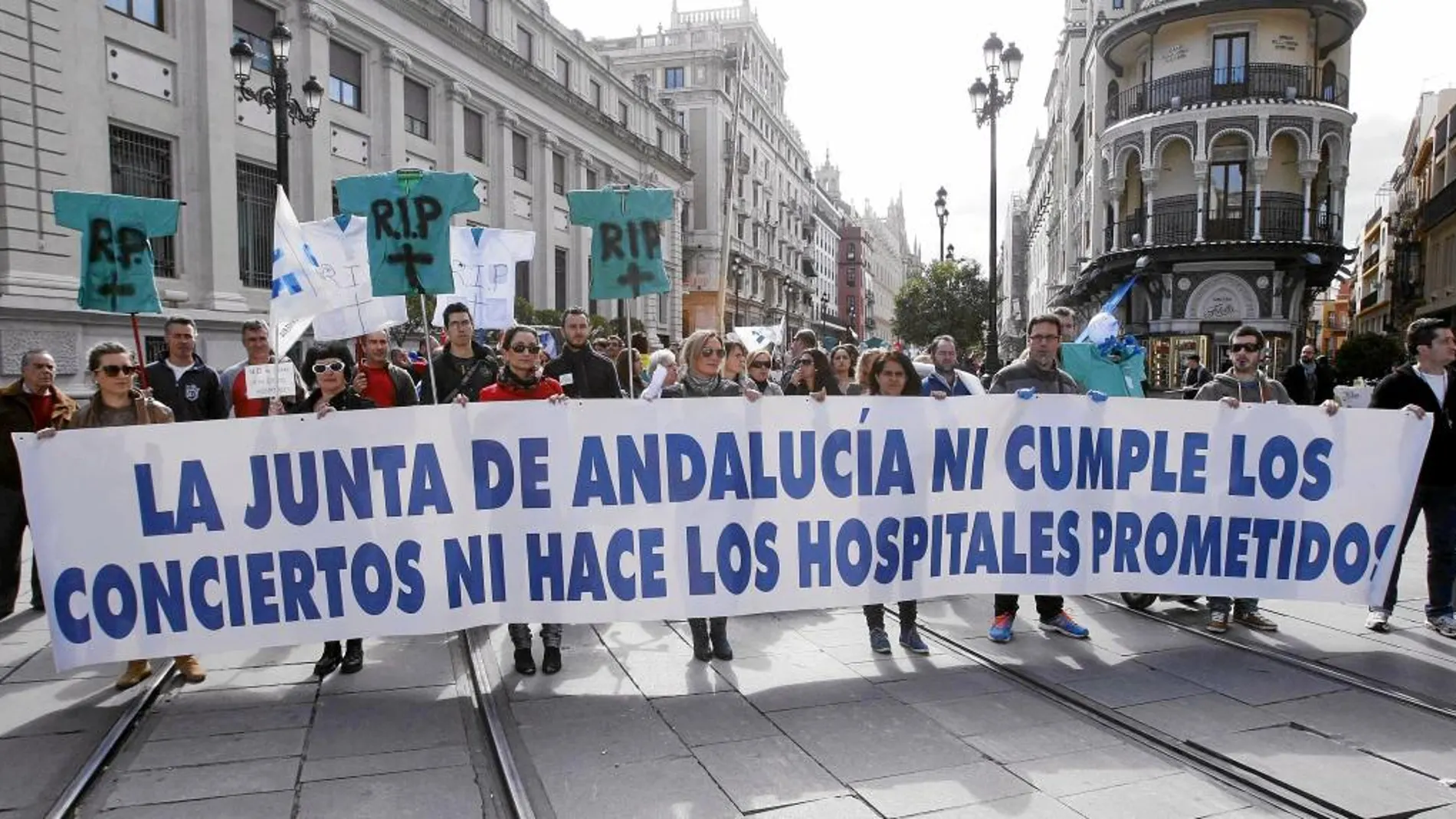 Protesta de empleados de Clínicas Pascual en Sevilla