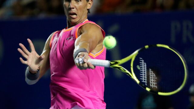 Nadal devuelve una bola al alemán Mischa Zverev