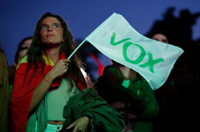 Una seguidora de Vox en la sede del partido tras conocerse los resultados