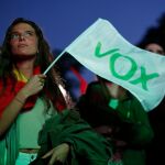 Una seguidora de Vox en la sede del partido tras conocerse los resultados