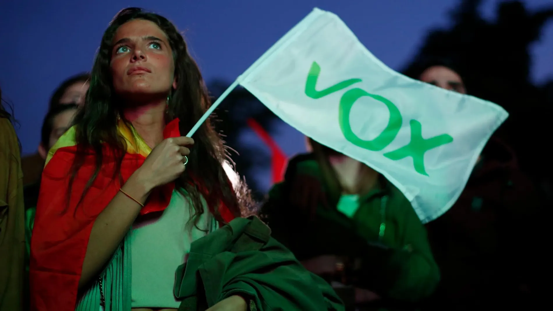 Una seguidora de Vox en la sede del partido tras conocerse los resultados