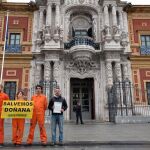 Activistas de Greenpeace registraron ayer las firmas en San Telmo