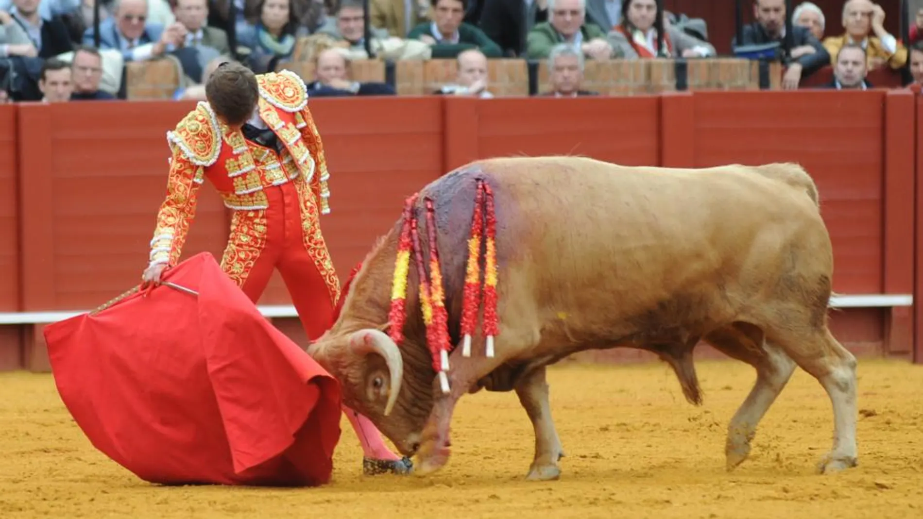 Lama de Góngora torea con la derecha al tercer ejemplar de Juan Pedro Domecq ayer en Sevilla