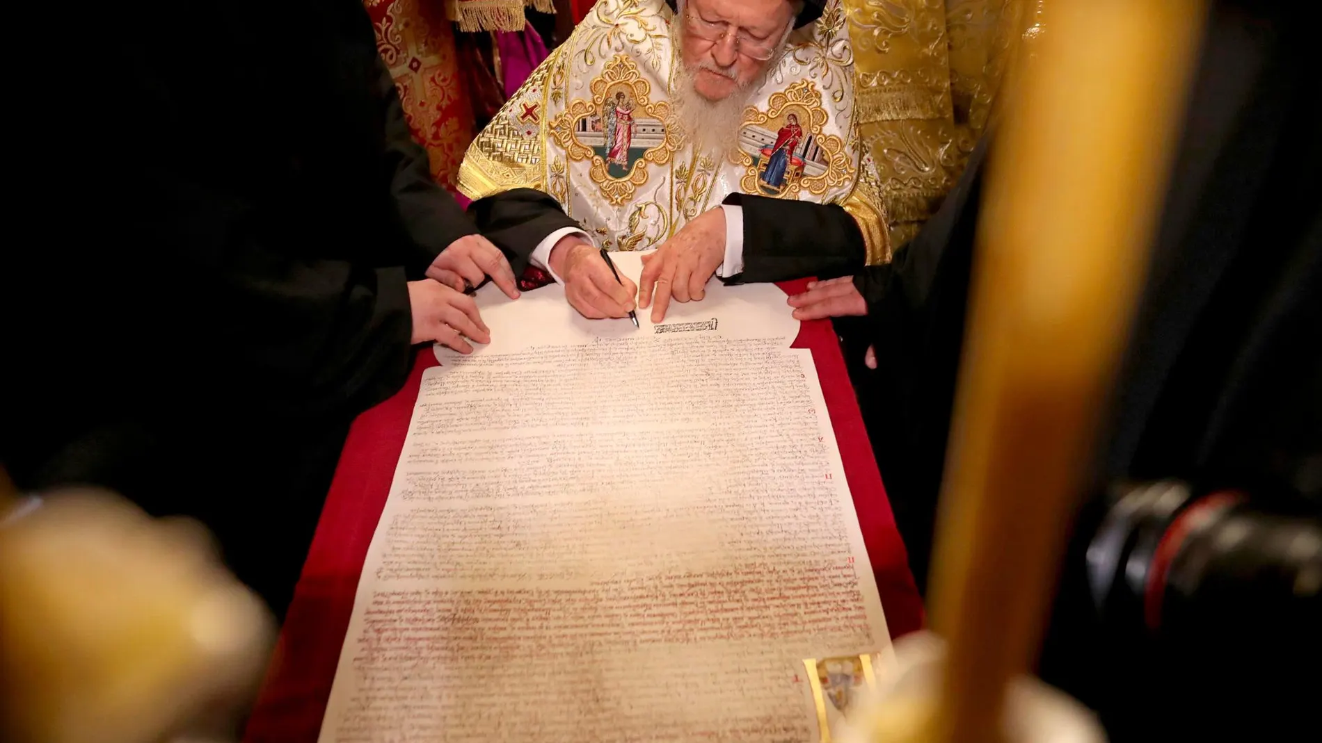El patriarca ecuménico de Constantinopla, Bartolomeo I, firma el 'tomos' de autocefalía, el documento que otorga a la Iglesia ortodoxa de Ucrania la independencia de Moscú, en Estambul (Turquía) / EFE