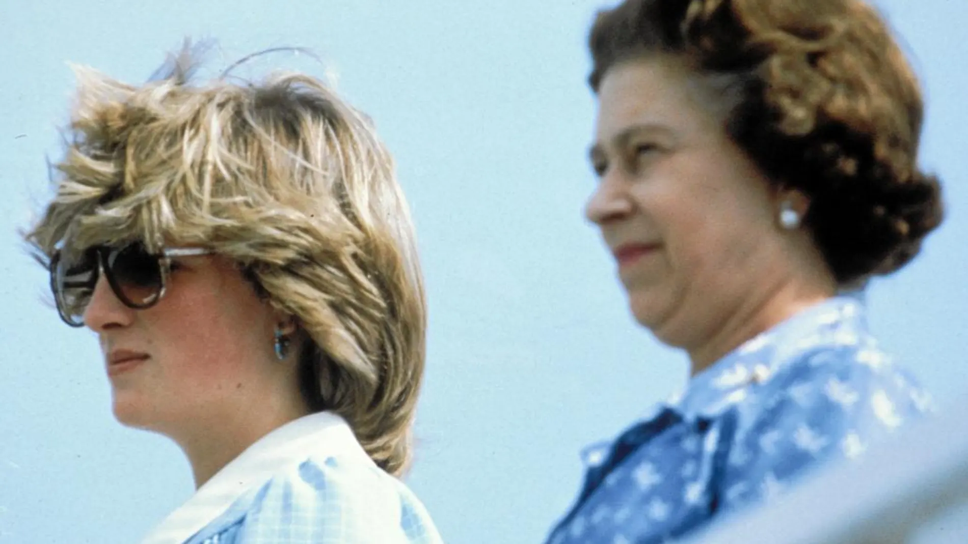 Diana de Gales, en uno de los últimos actos que protagonizó junto a la reina Isabel II