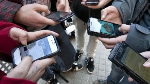 Jóvenes jugando a juegos en el móvil