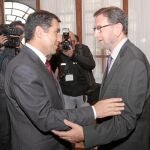 El presidente del Parlamento, Manuel Gracia (dcha), recibió ayer al presidente del TSJA, Lorenzo del Río