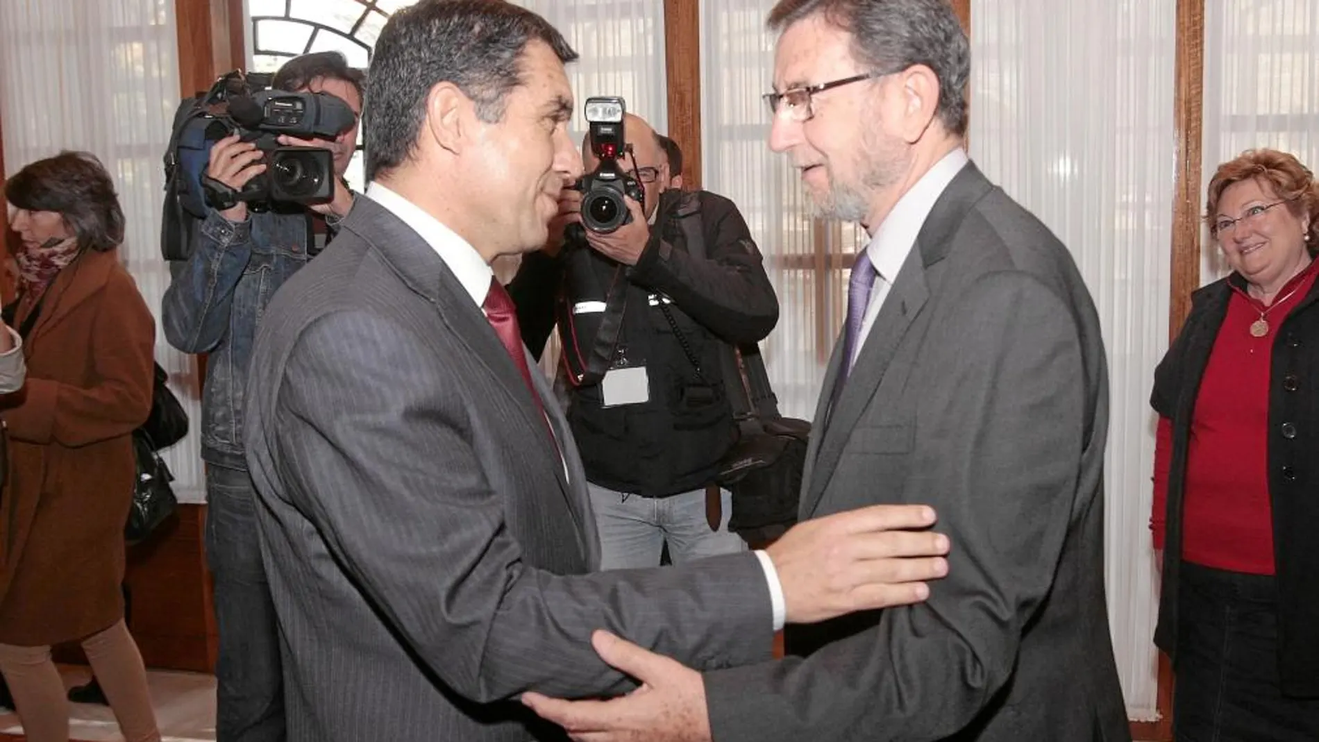 El presidente del Parlamento, Manuel Gracia (dcha), recibió ayer al presidente del TSJA, Lorenzo del Río
