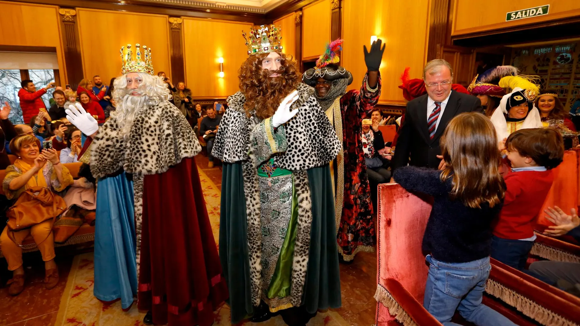 Recepción oficial a SS.MM. los Reyes Magos en León, por parte de su alcalde Antonio Silván