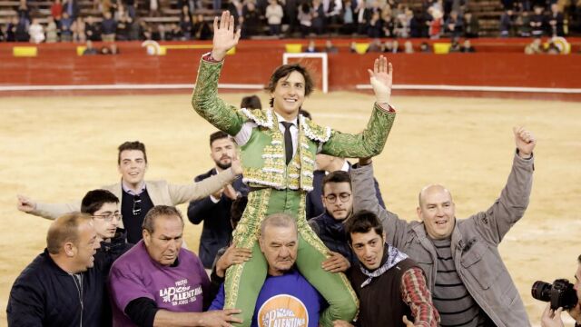 Roca Rey abandona a hombros la Plaza de Toros de Valencia