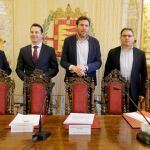 De izq. a dcha., Romero, Navarro, Puente, Eduardo y Hernando renuevan el acuerdo