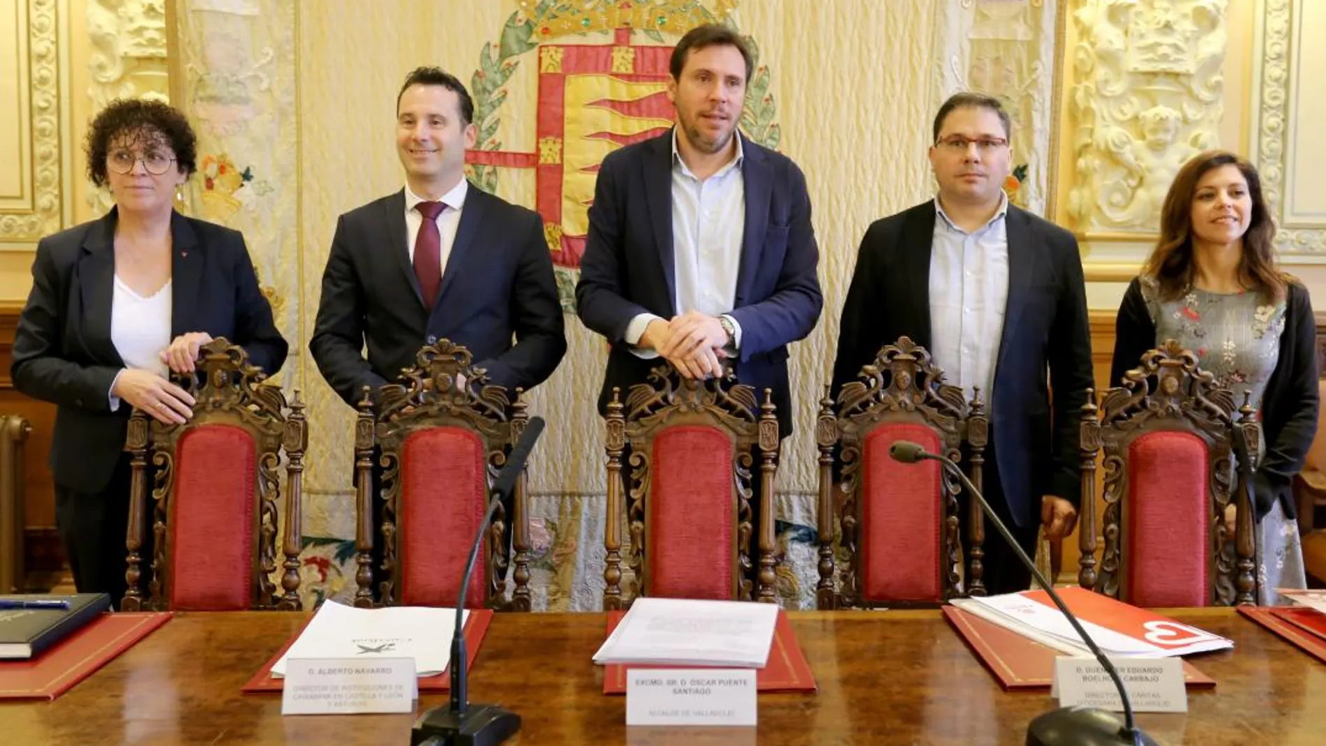De izq. a dcha., Romero, Navarro, Puente, Eduardo y Hernando renuevan el acuerdo