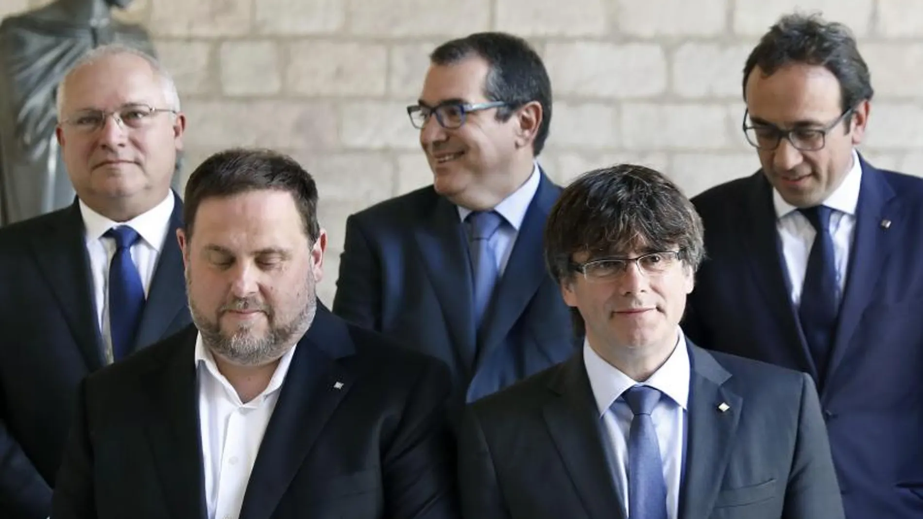 El presidente de la Generalitat, Carles Puigdemont, y su vicepresidente, Oriol Junqueras.