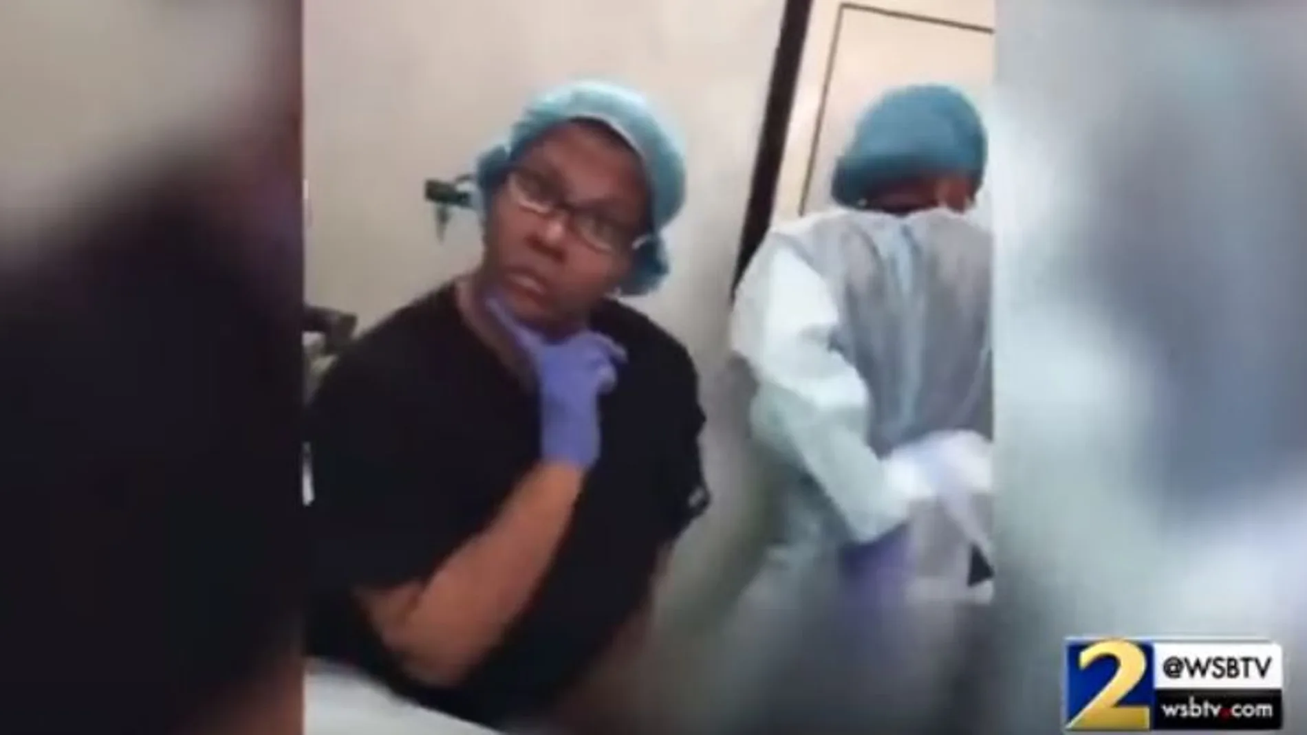 Una cirujana canta y baila mientras opera a un paciente y lo deja en muerte cerebral
