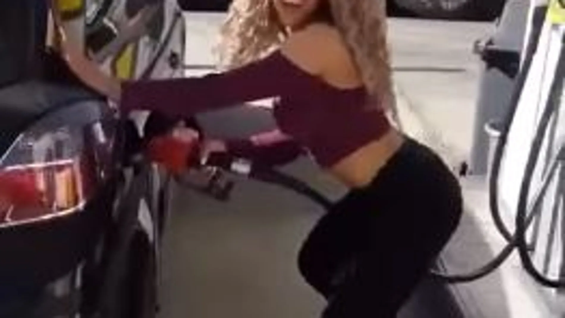 Una joven «incendia» una gasolinera con un twerking de lo más «hot»