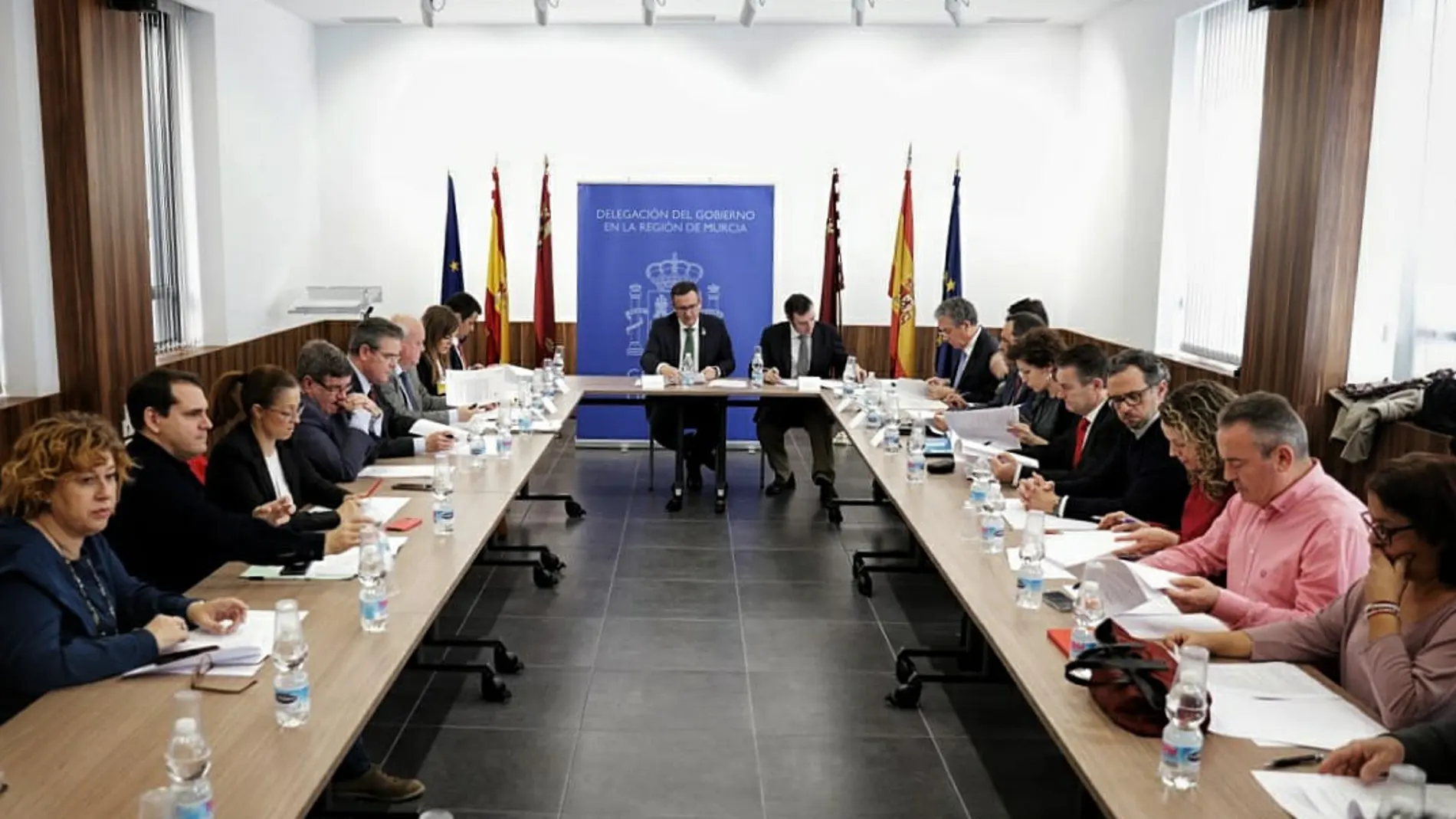 Los miembros de la Comisión de Seguimiento de las obras del AVE, reunidos ayer con el delegado del Gobierno, Diego Conesa, encabezando la mesa