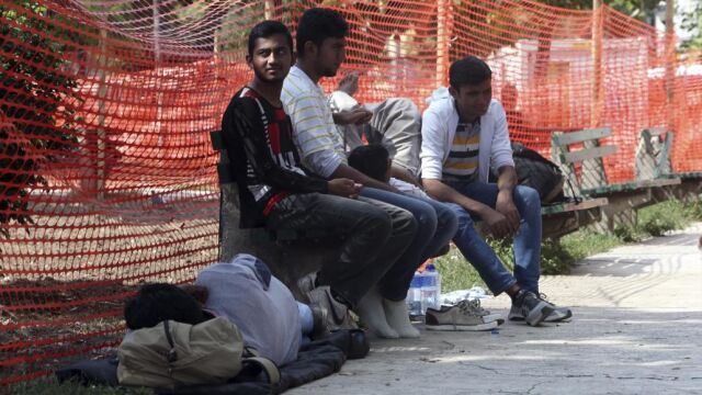 Varios refugiados a su paso por Belgrado