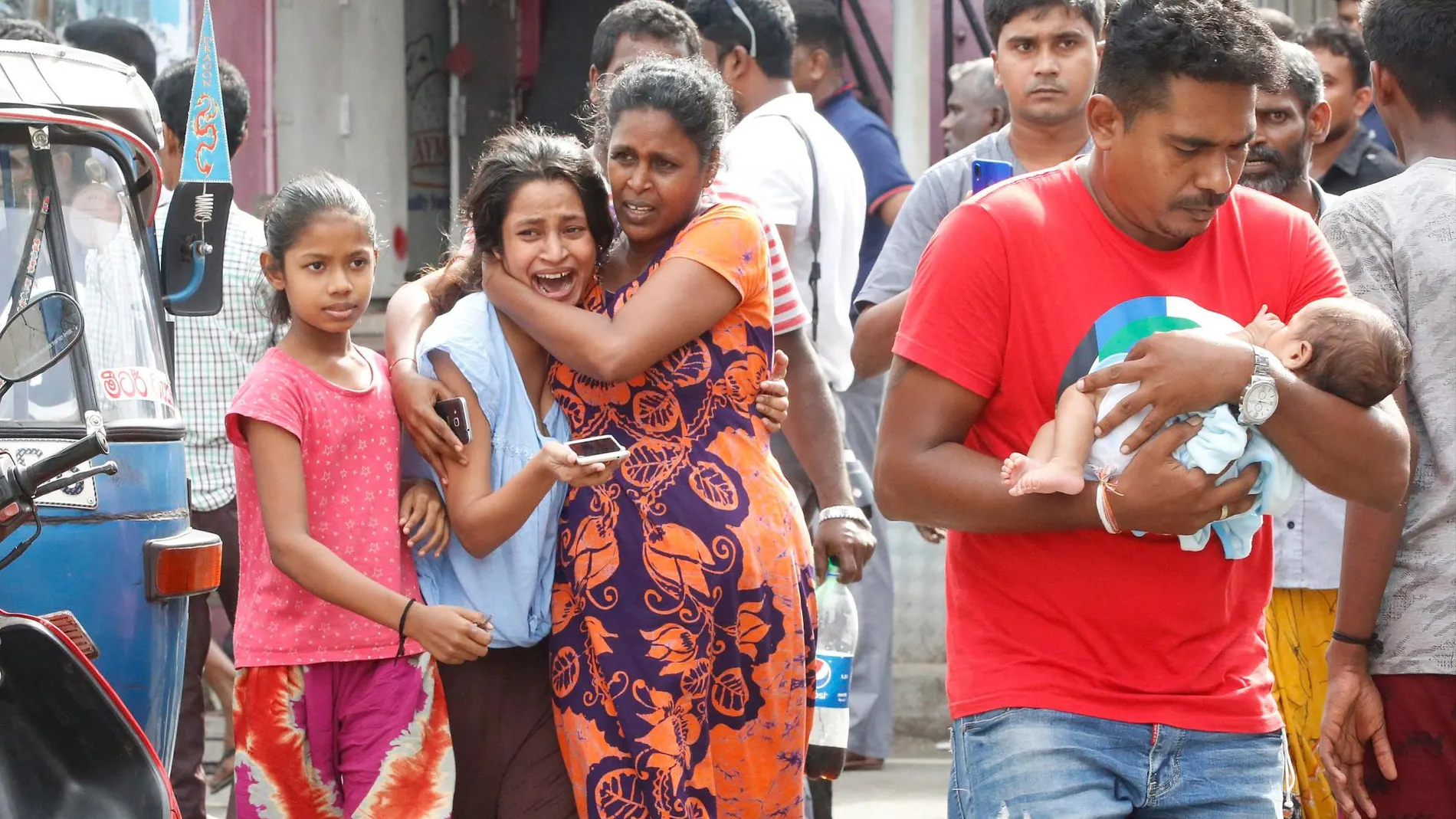Varias personas corren, este lunes, para ponerse a salvo mientras las autoridades evacúan los alrededores de la iglesia de San Antonio en Colombo, Sri Lanka