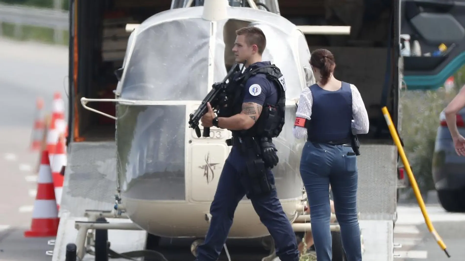 Policías armados custodian el helicóptero utilizado por Redoine Faid para huir. Efe