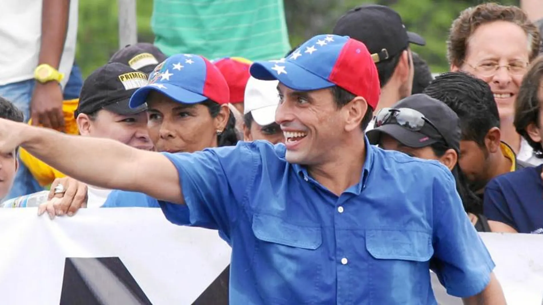 El líder opositor venezolano, Henrique Capriles, durante la manifestación convocada ayer para protestar contra el Gobierno de Nicolás Maduro