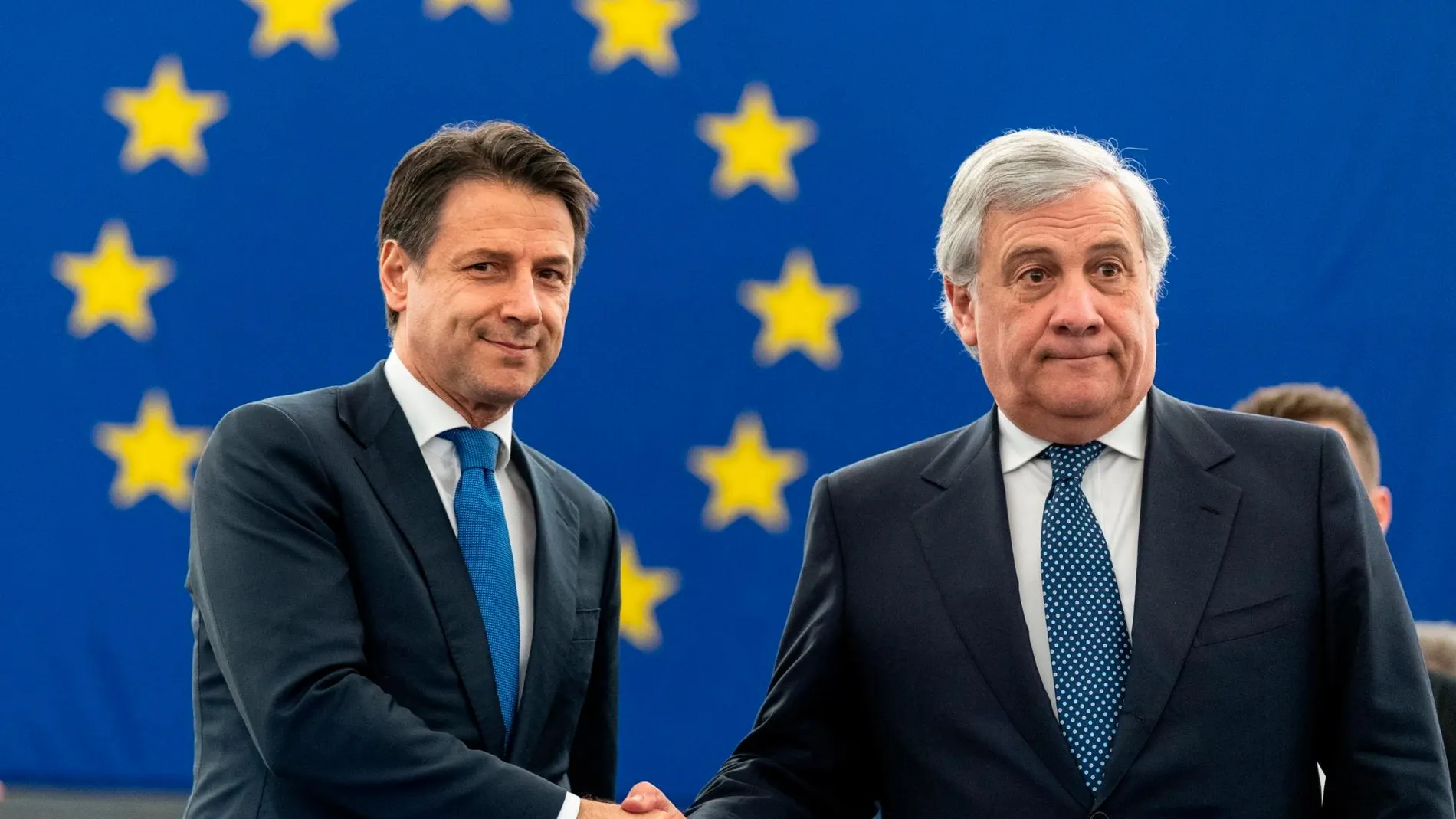 Antonio Tajani (derecha), presidente del Parlamento Europeo, estrecha la mano de Giuseppe Conte, primer ministro italiano