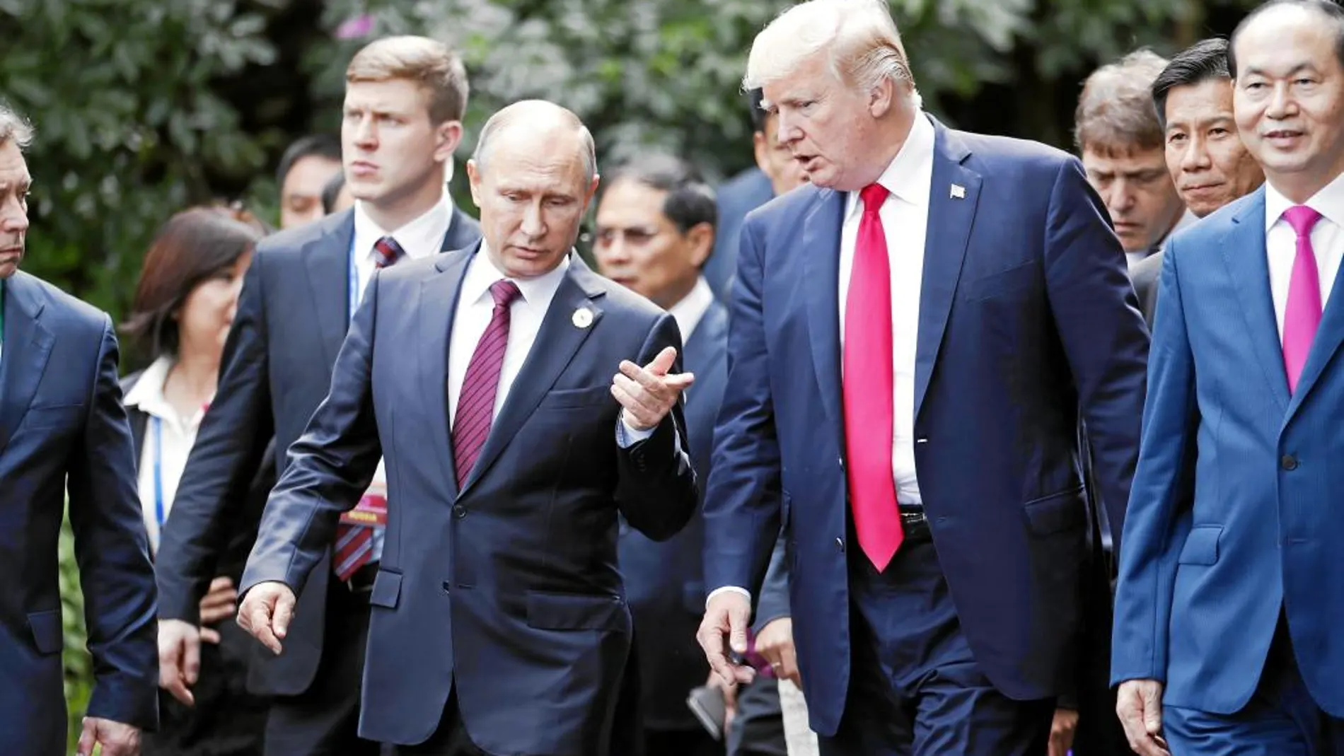 El presidente ruso, Vladimir Putin, y su homólogo norteamericano, Donald Trump, charlan ayer en Da Nang, en la cumbre de la APEC