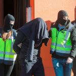Agentes de la Policía Nacional custodian a un yihadista detenido en Gerona