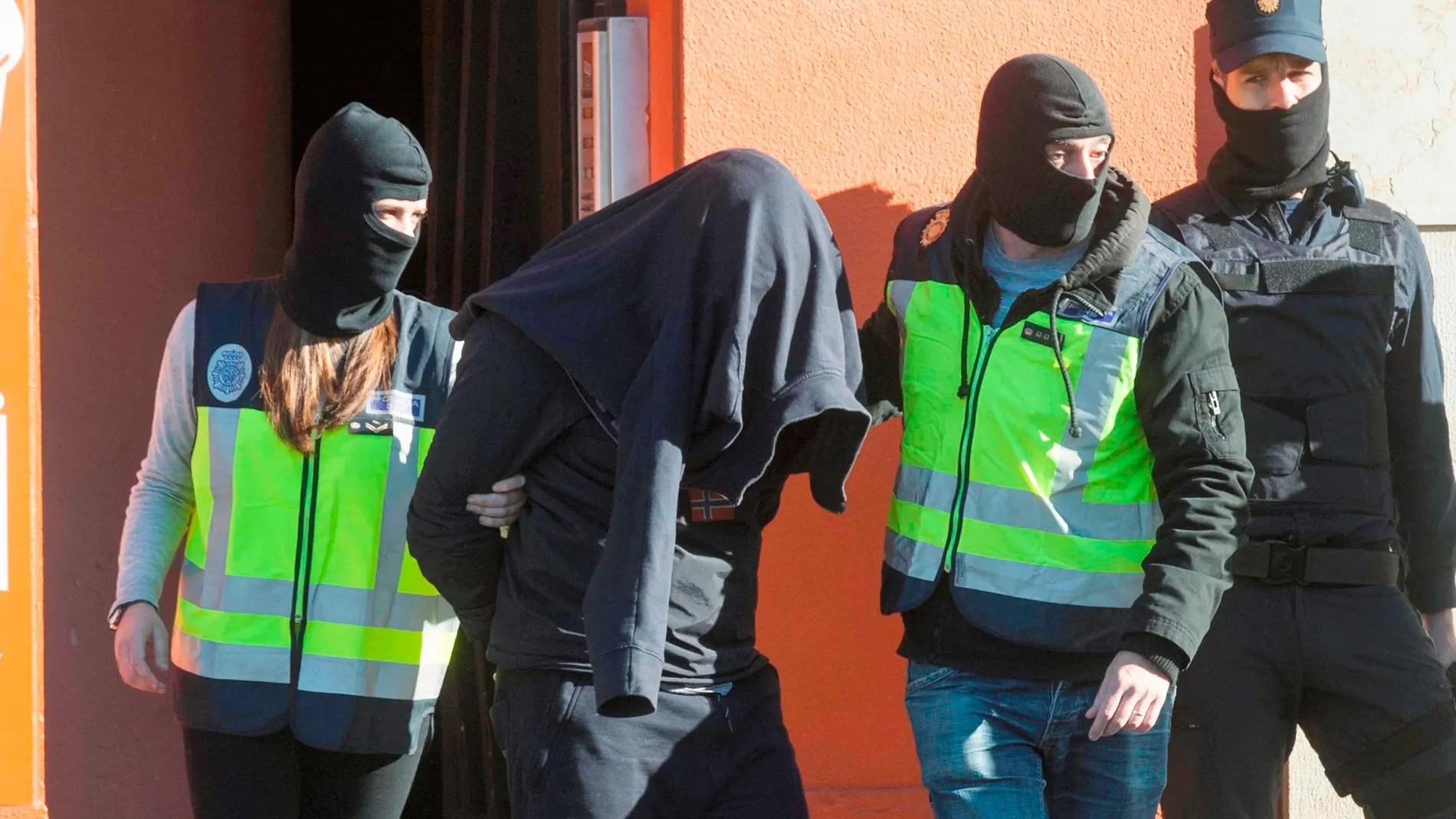 Agentes de la Policía Nacional custodian a un yihadista detenido en Gerona