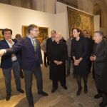 La consejera García Cirac y el cardenal arzobispo de Valladolid, Ricardo Blázquez, atienden las explicaciones de Enrique Sáiz