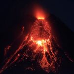 El Mount Mayon Volcano de Filipinas en plena erupción, en una imagen tomada el pasado domingo