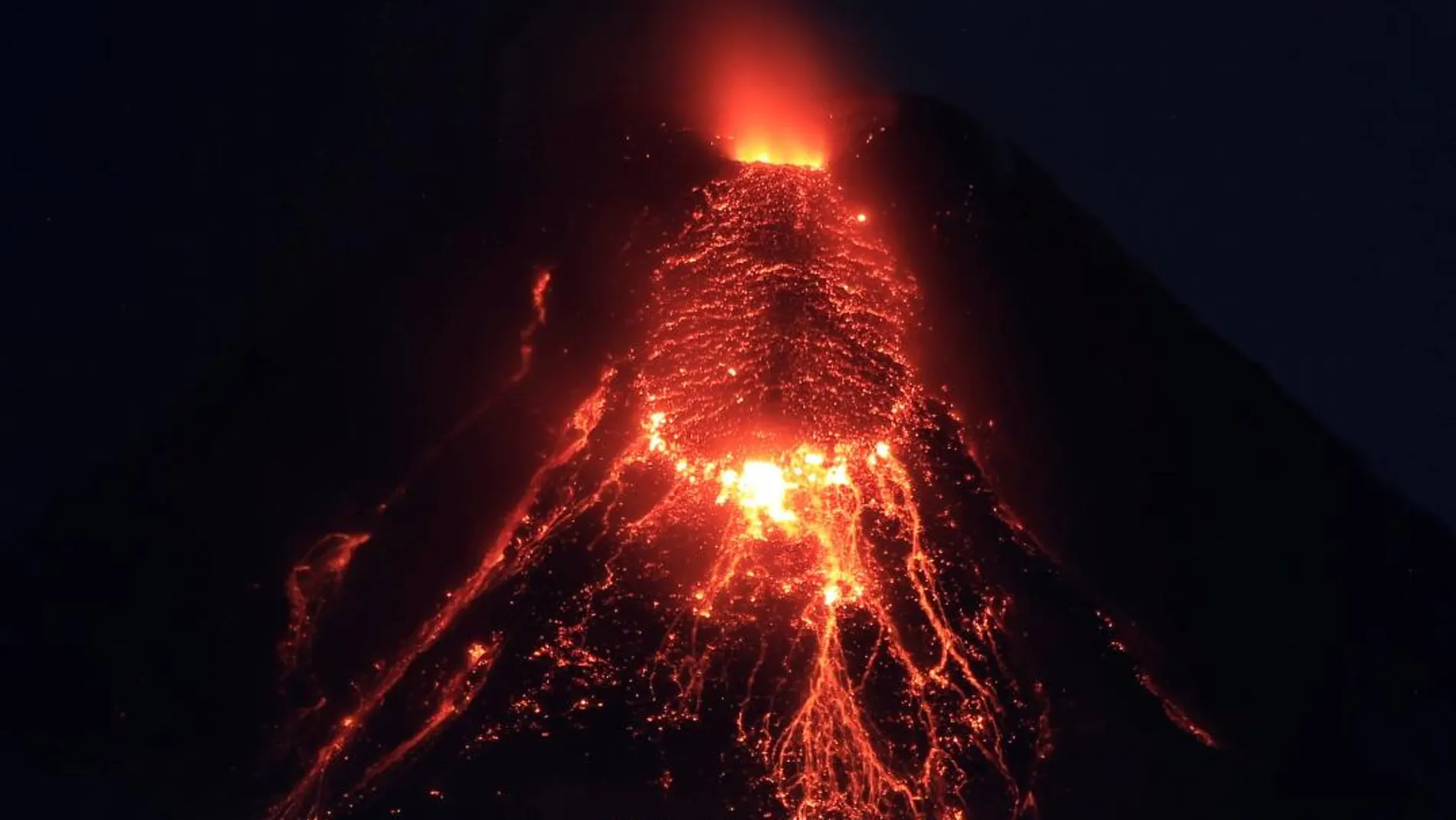 El Mount Mayon Volcano de Filipinas en plena erupción, en una imagen tomada el pasado domingo