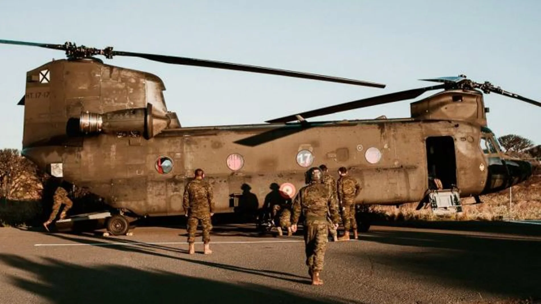 El helicóptero Chinook CH-47 del Ejército de Tierra que ha lanzado el cohete.