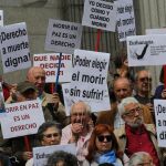 Un grupo de personas se manifiesta en favor de la despenalización de la eutanasia /Rubén Mondelo