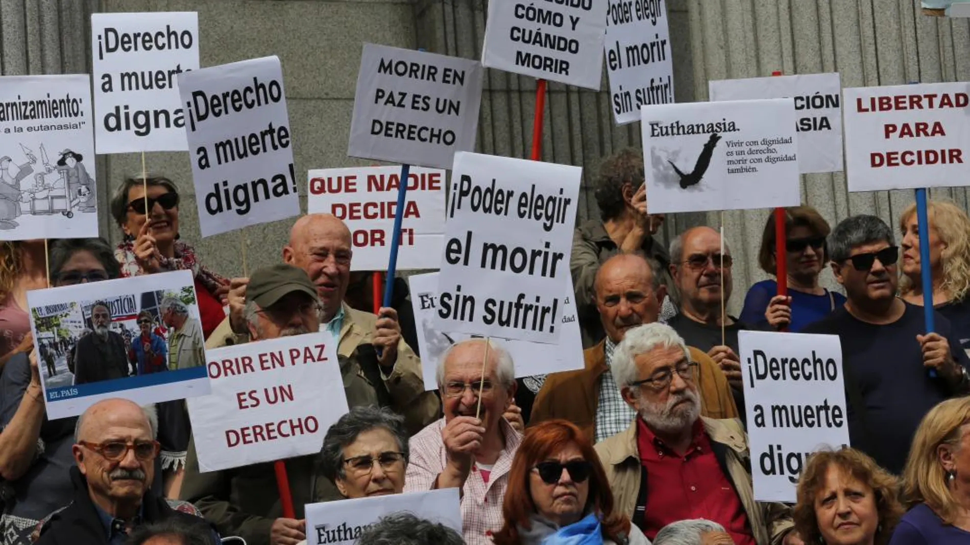 Un grupo de personas se manifiesta en favor de la despenalización de la eutanasia /Rubén Mondelo