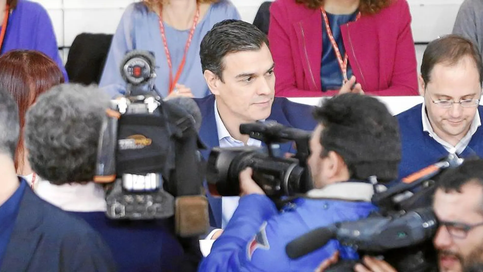 Pedro Sánchez junto a César Luena en el Comité Federal de hace un año en el que trató de convencer a los barones de su liderazgo