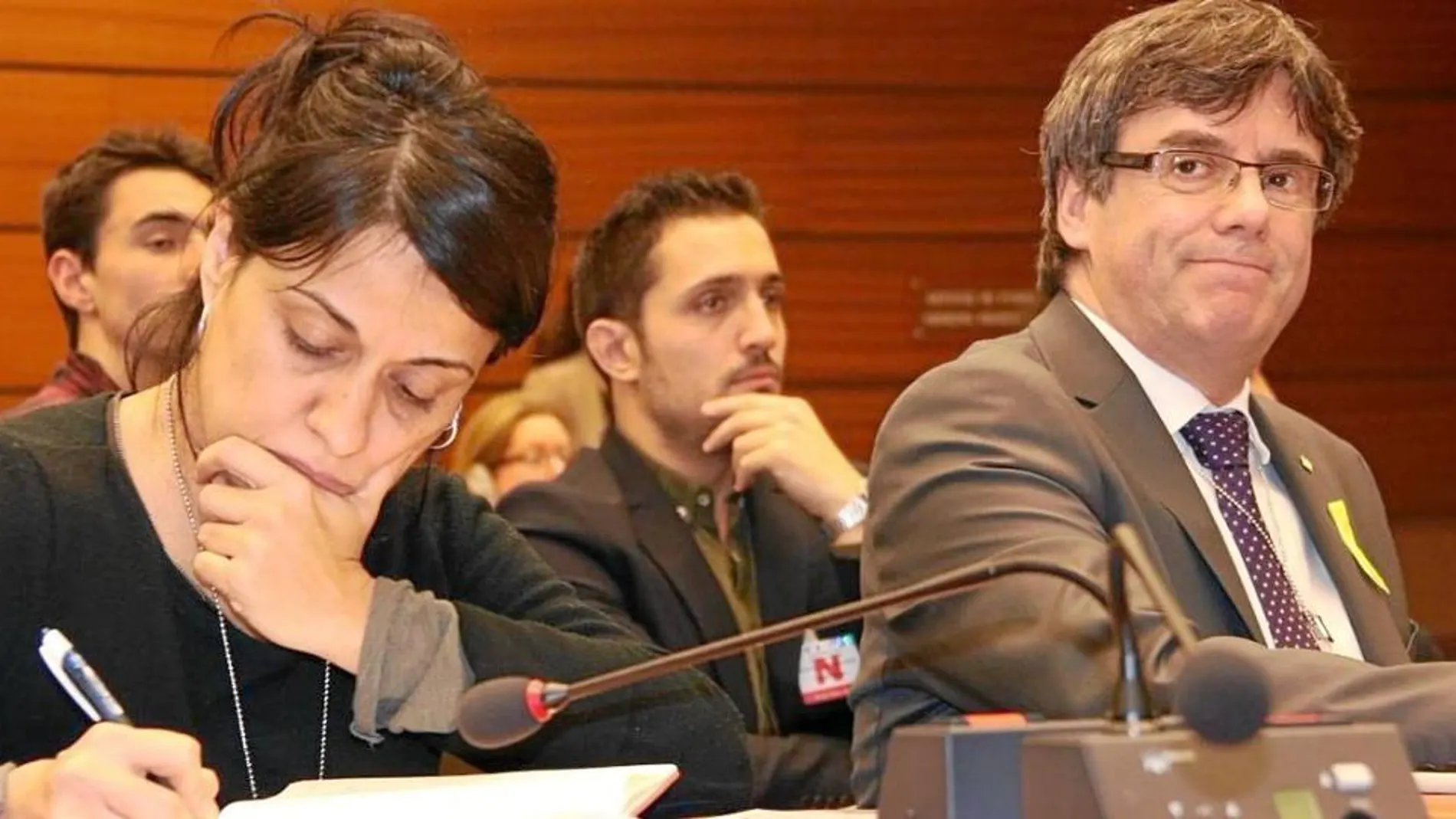 La ex diputada de la CUP Anna Gabriel, junto al ex presidente de la Generalitat Carles Puigdemont