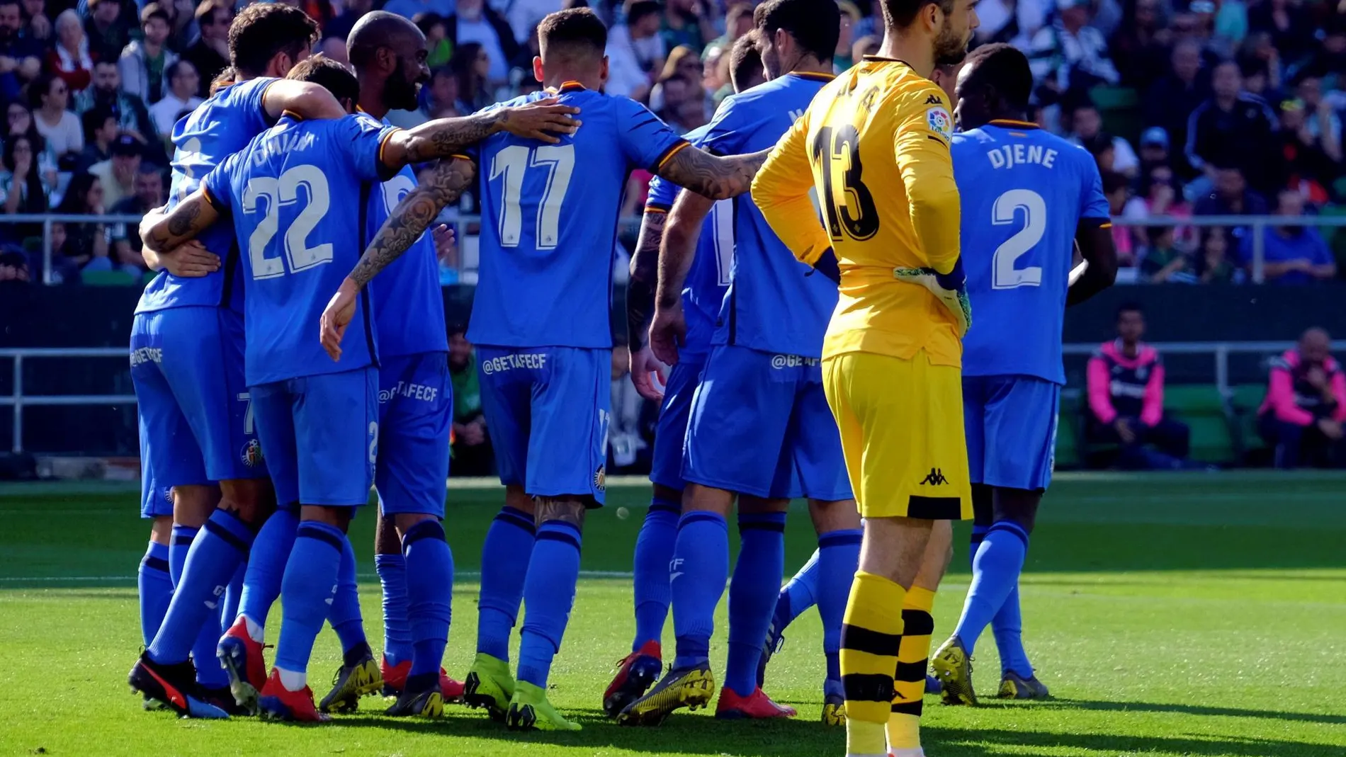 Pau López, desolado, ante la piña de jugadores del Getafe que celebran el gol de Cabrera que abrió el marcador / Foto: Efe