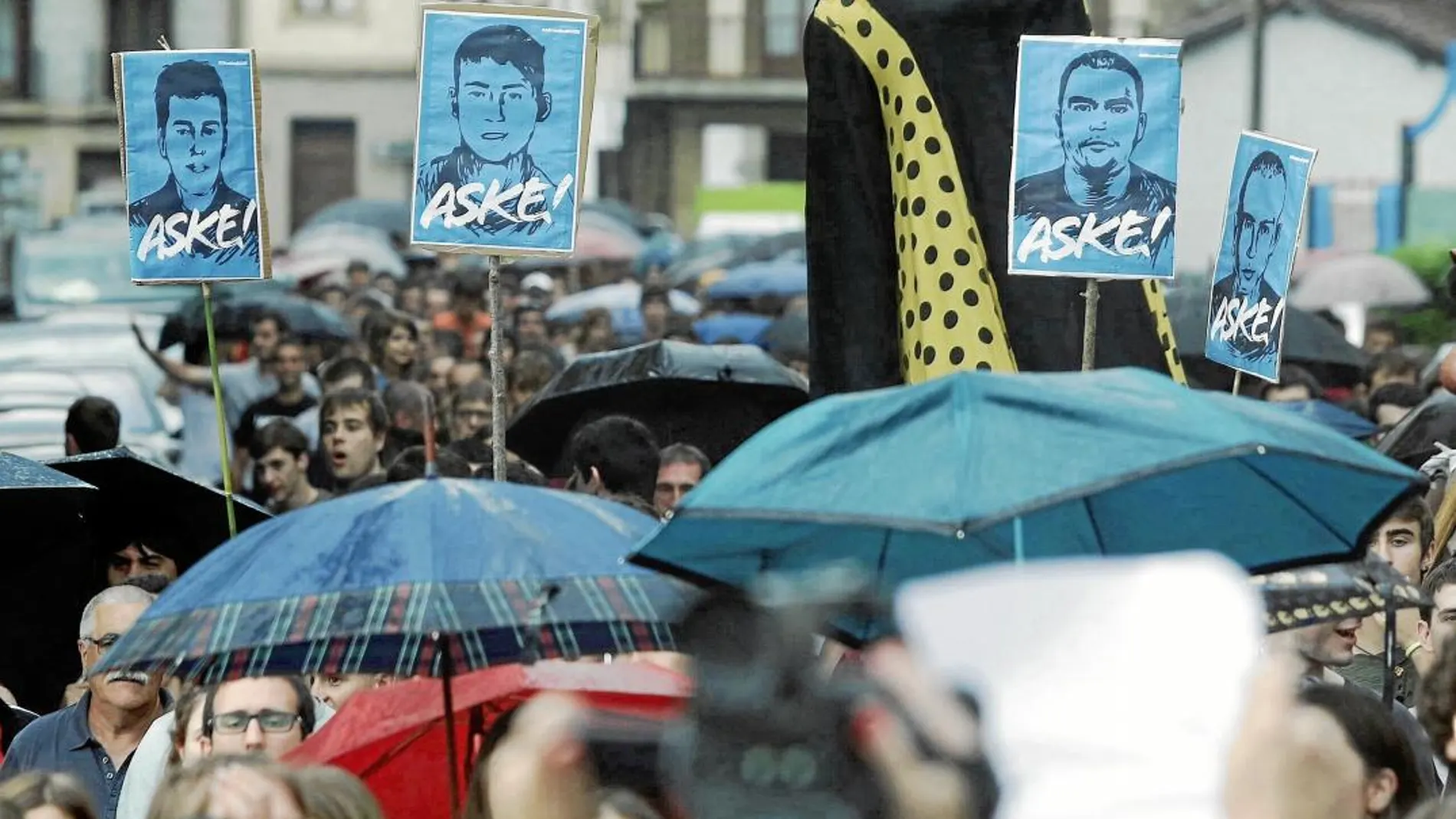 Protesta abertzale ayer en las calles de Oñate (Guipúzcoa) para exigir la marcha de la Guardia Civil del País Vasco y Navarra / Efe