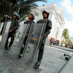 Miembros de las fuerzas de seguridad custodian la Asamblea Nacional en Caracas, ayer / Reuters
