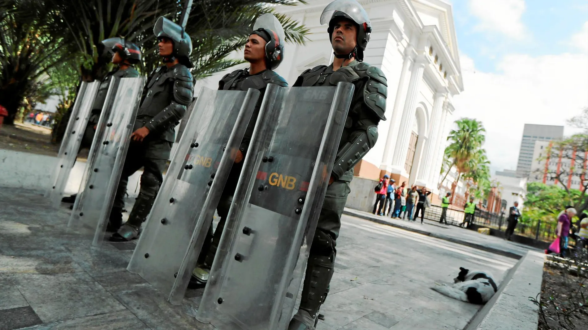 Miembros de las fuerzas de seguridad custodian la Asamblea Nacional en Caracas, ayer / Reuters