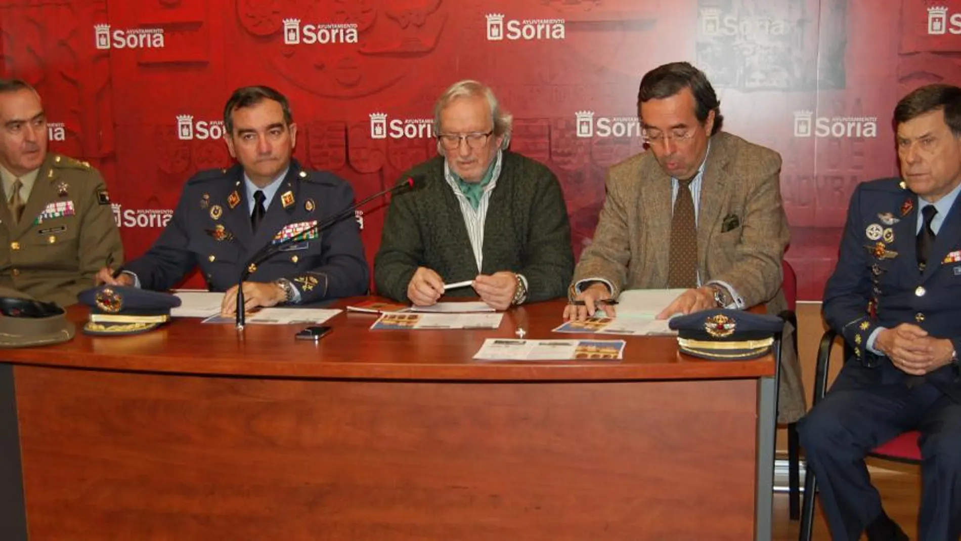 El presidente del Foro Soria 21, Amalio de Marichalar, presenta la exposición junto al general Pablo Gómez Rojo, y el concejal de Cultura, Jesús Bárez, entre otros