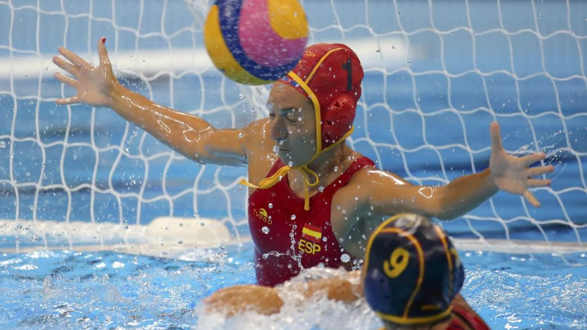 Laura Ester, portera de la selección española de waterpolo, detiene un balón