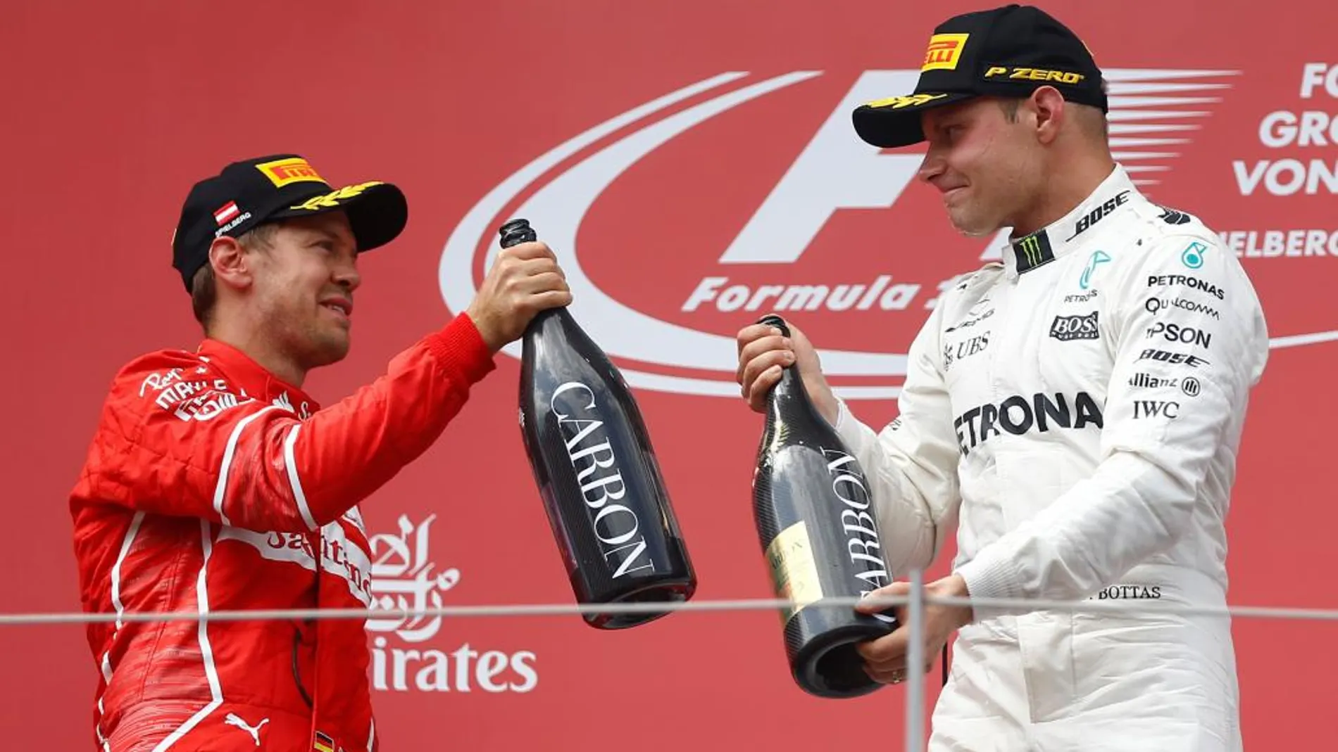Valtteri Bottas celebra su victoria en el podio junto a Sebastian Vettel (izquierda)
