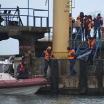 Miembros de los servicios de rescate rusos preparan un barco durante la búsqueda de los restos del avión militar ruso Tu-154