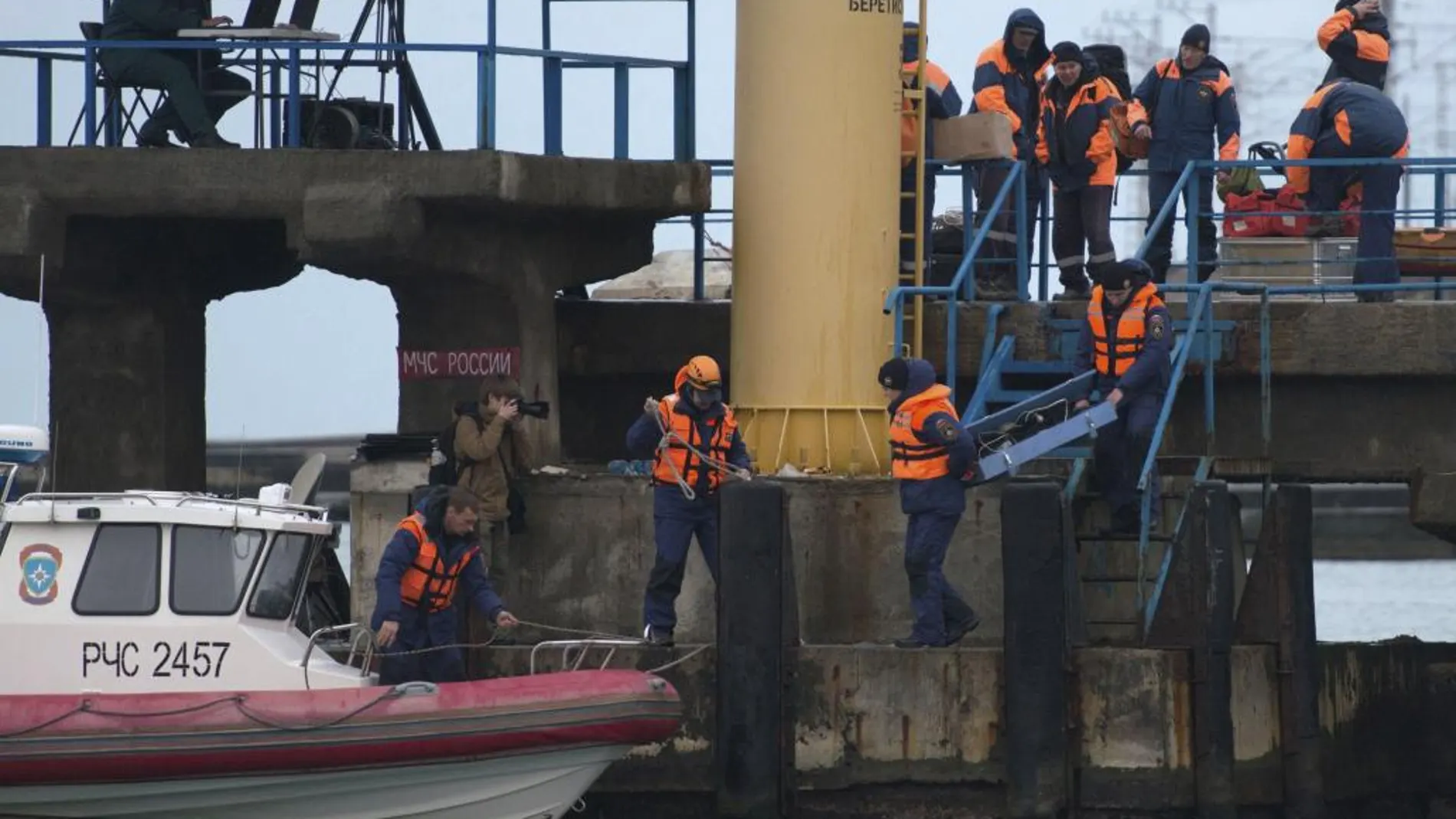 Miembros de los servicios de rescate rusos preparan un barco durante la búsqueda de los restos del avión militar ruso Tu-154