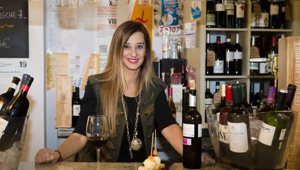 María José Hernández, en la barra de La Vinatería de María, establecimiento que regenta desde hace dos años en Valladolid