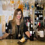 María José Hernández, en la barra de La Vinatería de María, establecimiento que regenta desde hace dos años en Valladolid