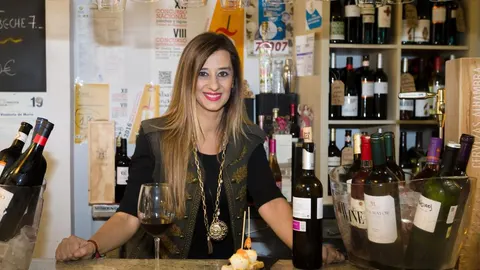 María José Hernández, en la barra de La Vinatería de María, establecimiento que regenta desde hace dos años en Valladolid